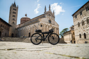Dumo di Massa Marittima con davanti una bici della scott, bici con la quale Elin ha percorso il Grande Tour della Maremma